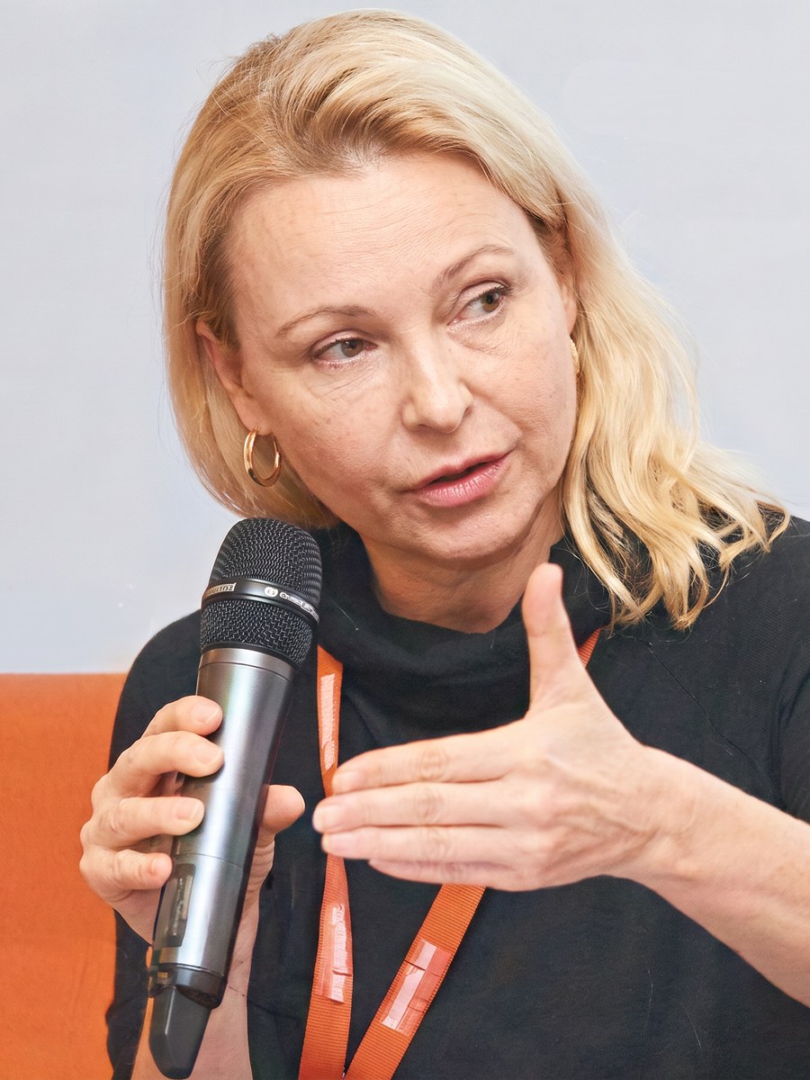 Анна Солтицкая выступает на отраслевой конференции